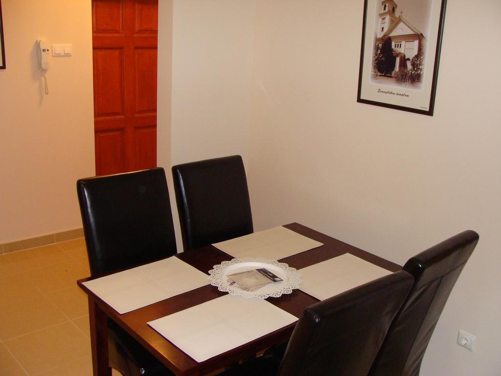 Centrum Business Apartman Szekszard Apartment Ruang foto